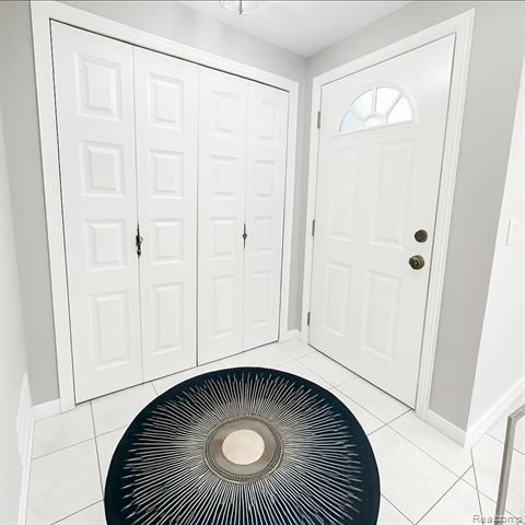 Builiding view five for 32756 Barclay Sq, Warren, MI. 48093