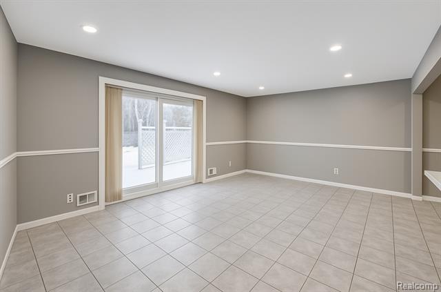 Builiding view nine for 32756 Barclay Sq, Warren, MI. 48093