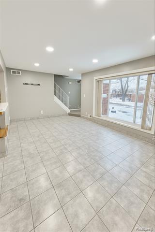 Builiding view seven for 32756 Barclay Sq, Warren, MI. 48093