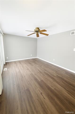 Builiding view seventeen for 32756 Barclay Sq, Warren, MI. 48093