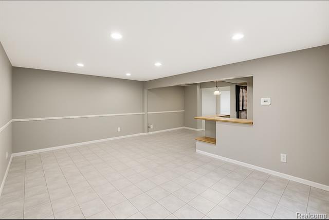 Builiding view six for 32756 Barclay Sq, Warren, MI. 48093