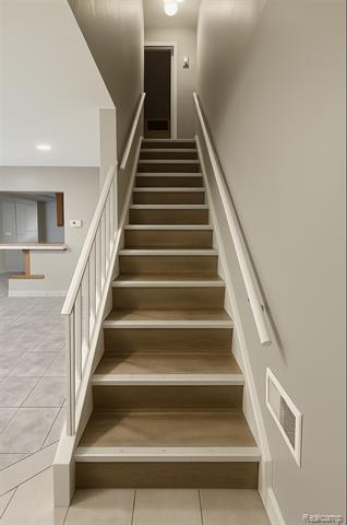 Builiding view sixteen for 32756 Barclay Sq, Warren, MI. 48093