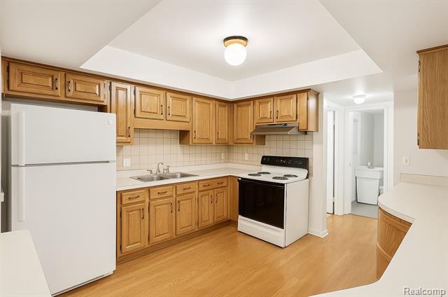 Builiding view ten for 32756 Barclay Sq, Warren, MI. 48093