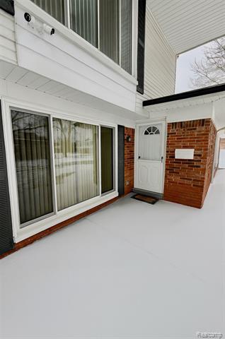 Builiding view three for 32756 Barclay Sq, Warren, MI. 48093