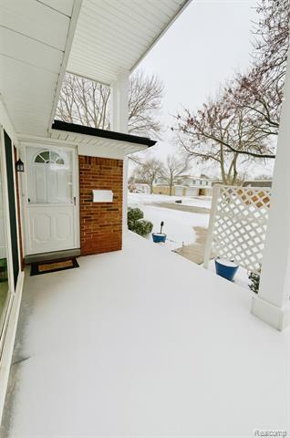 Builiding view two for 32756 Barclay Sq, Warren, MI. 48093