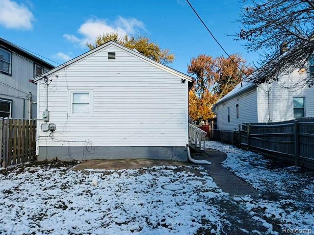 Builiding view eighteen for 8737 Smart, Detroit, MI. 48210