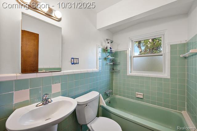 Builiding view seventeen for 122 N Edgeworth, Royal Oak, MI. 48067