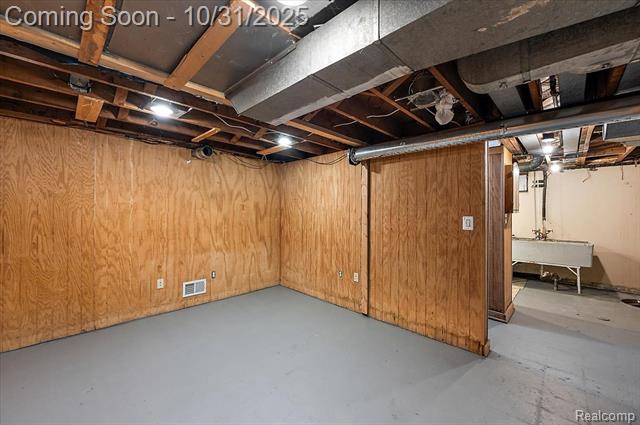 Builiding view twenty three for 122 N Edgeworth, Royal Oak, MI. 48067