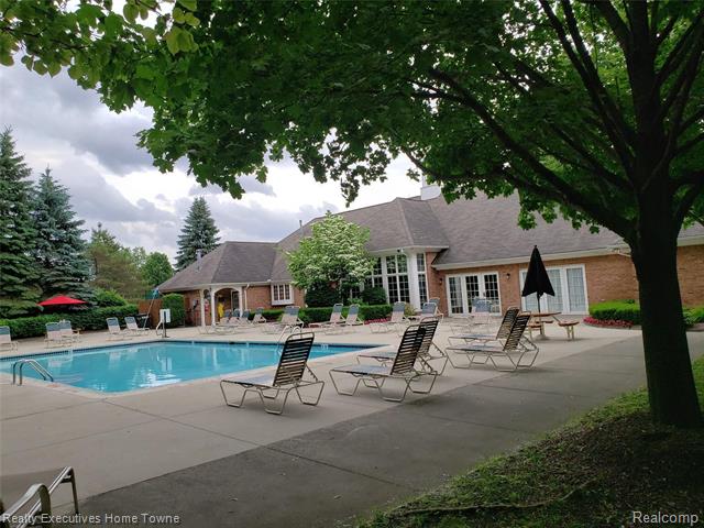 Builiding view thirty three for 4289 Berkshire, Sterling Heights, MI. 48314