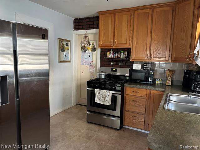 Builiding view four for 108 Floral, Saint Johns, MI. 48879