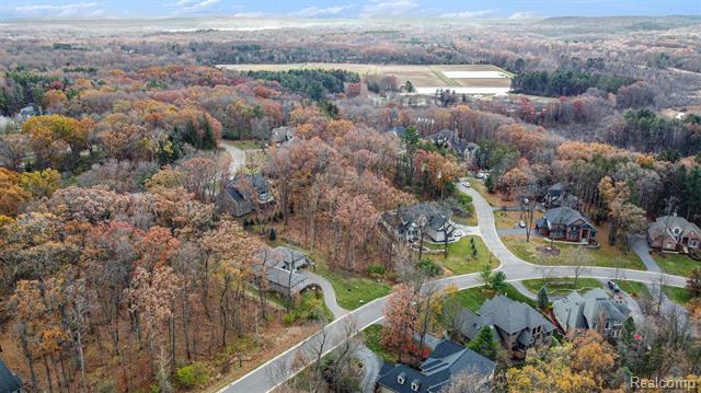 Builiding view forty four for 5888 Wyndam, Brighton, MI. 48116