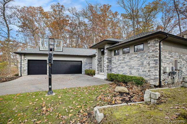 Builiding view forty two for 5888 Wyndam, Brighton, MI. 48116