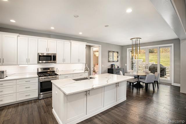 Builiding view one for 5888 Wyndam, Brighton, MI. 48116