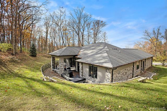 Builiding view thirty eight for 5888 Wyndam, Brighton, MI. 48116