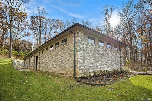 Builiding view thirty nine for 5888 Wyndam, Brighton, MI. 48116