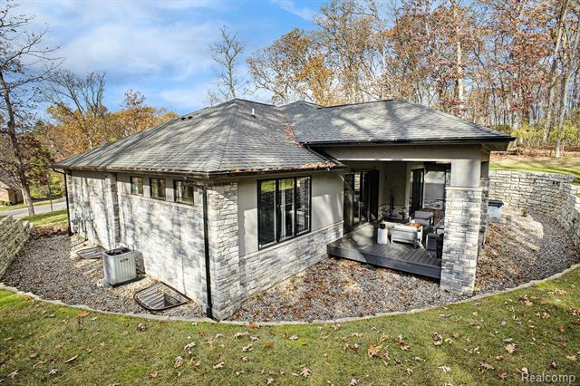 Builiding view thirty seven for 5888 Wyndam, Brighton, MI. 48116