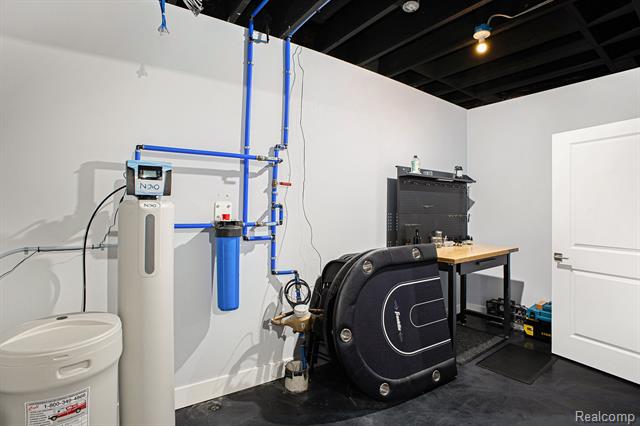 Builiding view thirty two for 5888 Wyndam, Brighton, MI. 48116