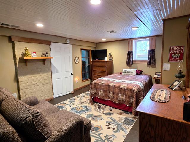 Builiding view nineteen for 1017 Perry St, Flint, MI. 48504