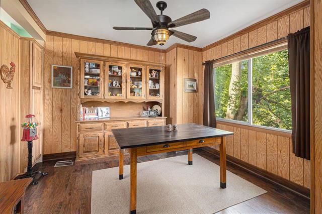 Builiding view seventeen for 1017 Perry St, Flint, MI. 48504