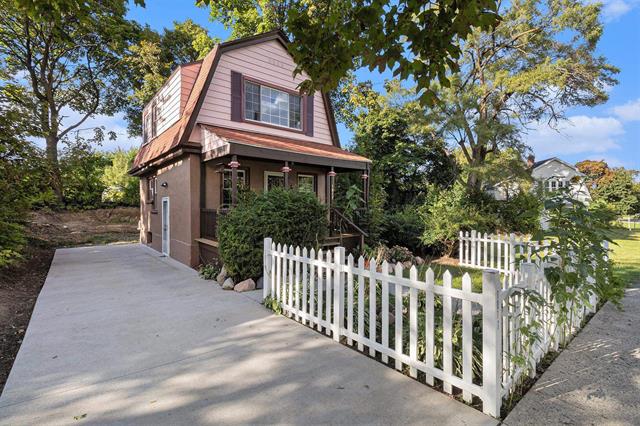 Builiding view thirty for 1017 Perry St, Flint, MI. 48504