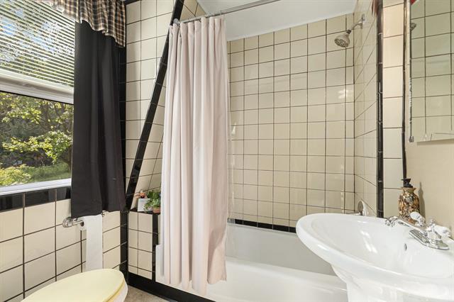 Builiding view twenty one for 1017 Perry St, Flint, MI. 48504