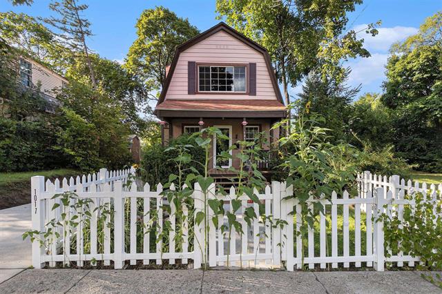 Builiding view two for 1017 Perry St, Flint, MI. 48504