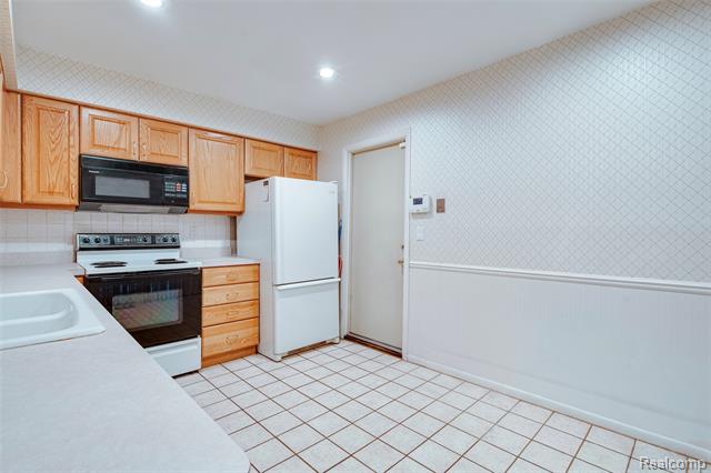 Builiding view eleven for 3082 Lindenwood, Dearborn, MI. 48120