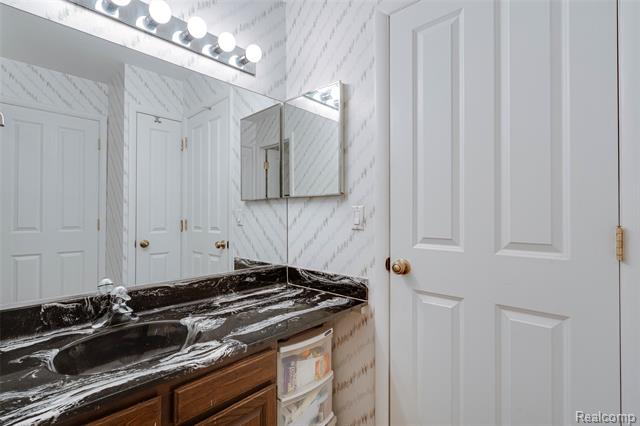 Builiding view seventeen for 3082 Lindenwood, Dearborn, MI. 48120