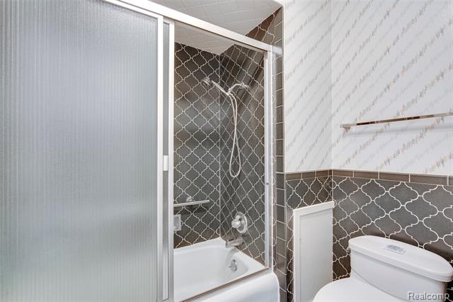 Builiding view sixteen for 3082 Lindenwood, Dearborn, MI. 48120