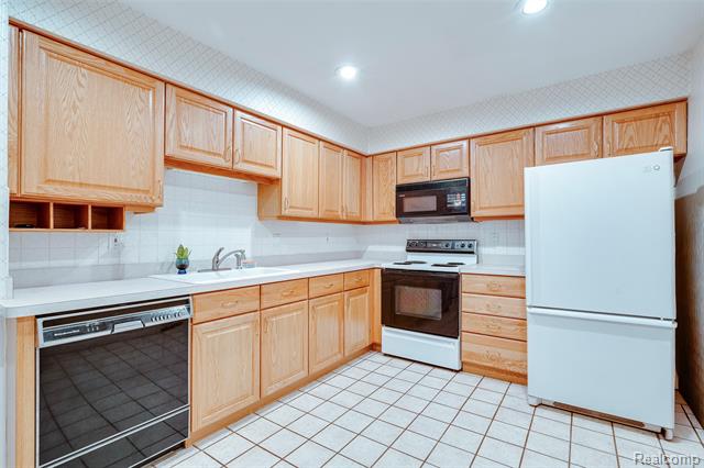 Builiding view ten for 3082 Lindenwood, Dearborn, MI. 48120