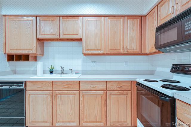 Builiding view thirteen for 3082 Lindenwood, Dearborn, MI. 48120