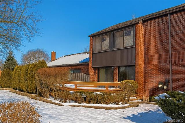 Builiding view thirty for 3082 Lindenwood, Dearborn, MI. 48120