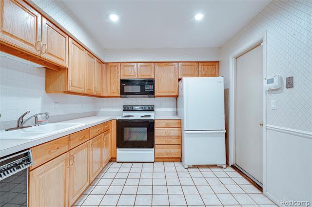 Builiding view twelve for 3082 Lindenwood, Dearborn, MI. 48120