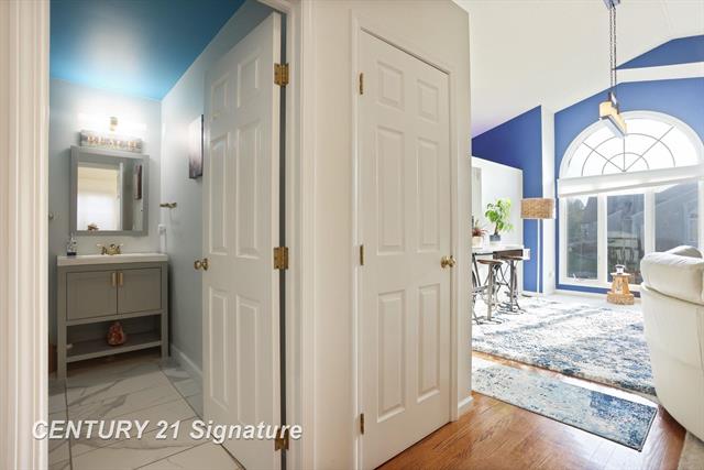 Builiding view twenty nine for 49 Willow Pond Dr., Saginaw, MI. 48603