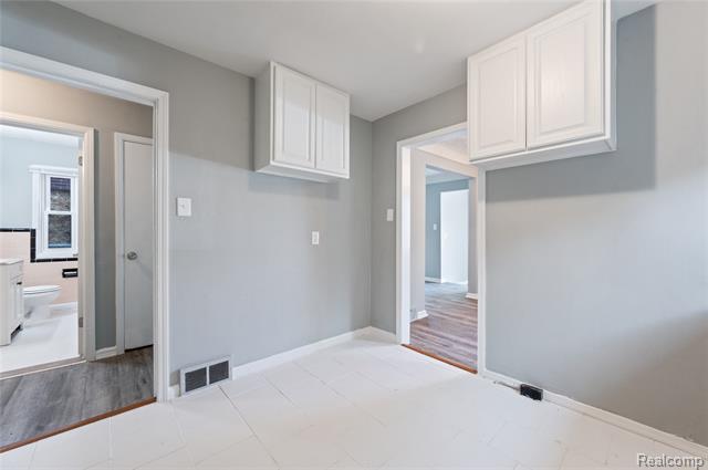 Builiding view fifteen for 17217 Shaftsbury, Detroit, MI. 48219
