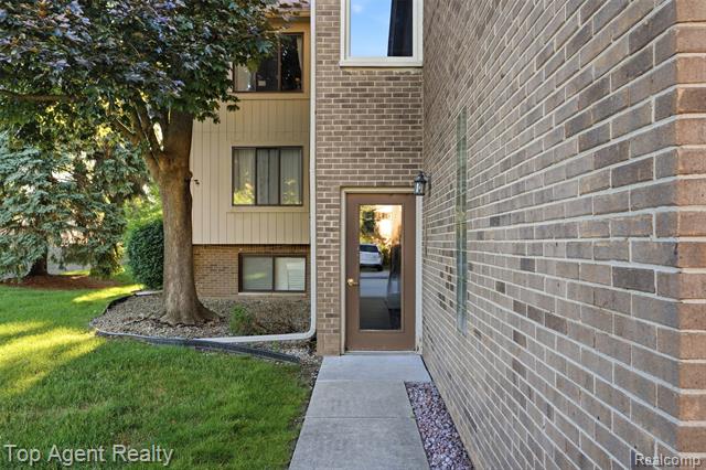 Builiding view forty five for 42374 Lochmoor, Clinton Township, MI. 48038