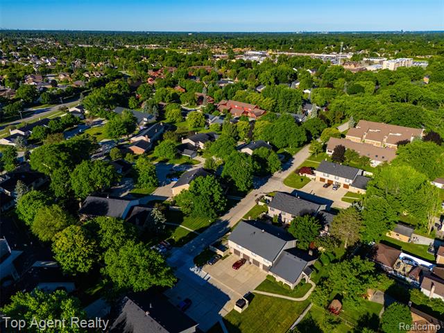 Builiding view forty one for 42374 Lochmoor, Clinton Township, MI. 48038