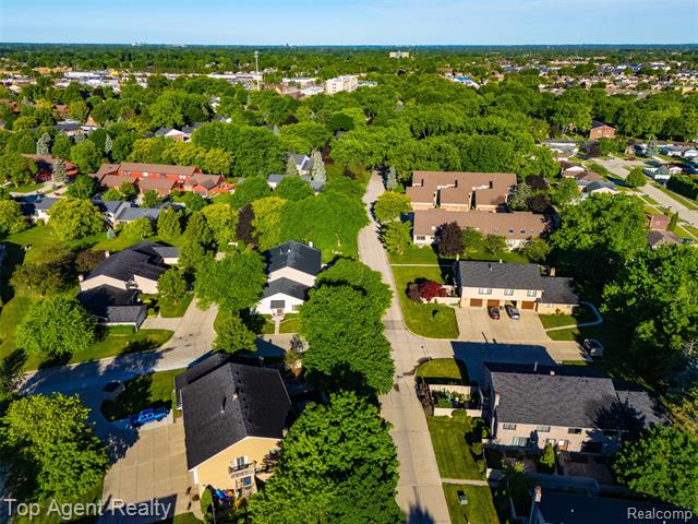 Builiding view forty for 42374 Lochmoor, Clinton Township, MI. 48038