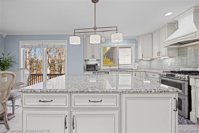 Builiding view fifteen for 27085 Winchester, Farmington, MI. 48331