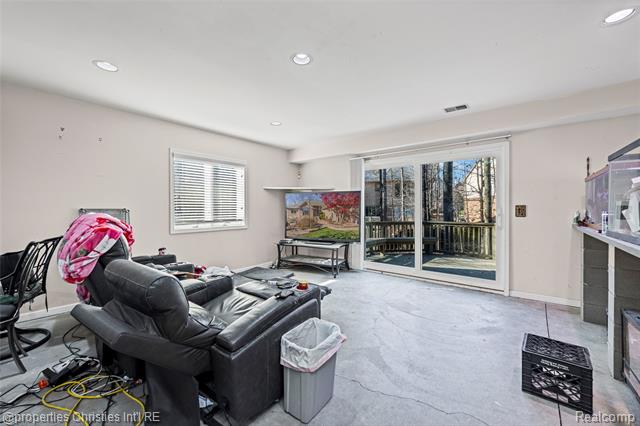 Builiding view fifty two for 27085 Winchester, Farmington, MI. 48331