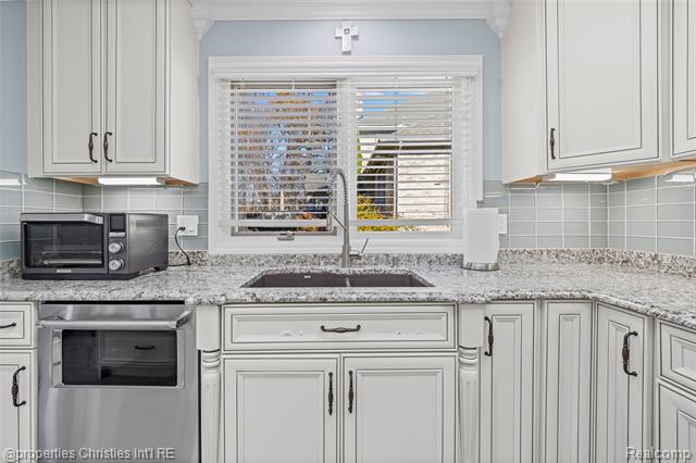 Builiding view seventeen for 27085 Winchester, Farmington, MI. 48331