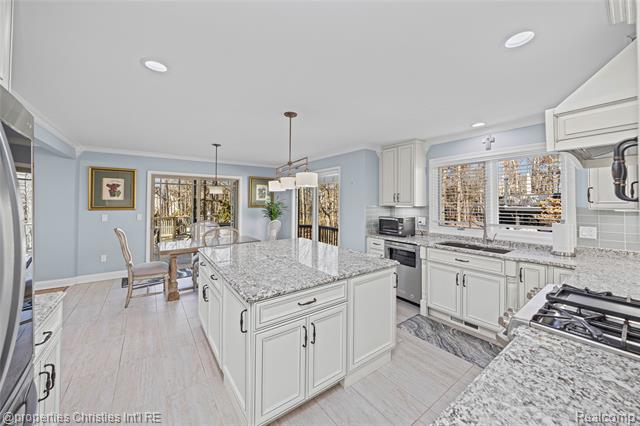 Builiding view sixteen for 27085 Winchester, Farmington, MI. 48331