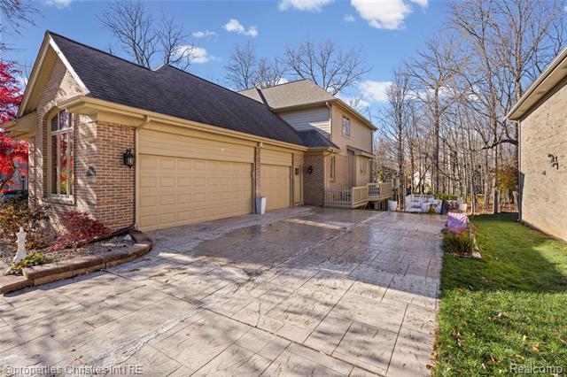 Builiding view sixty for 27085 Winchester, Farmington, MI. 48331