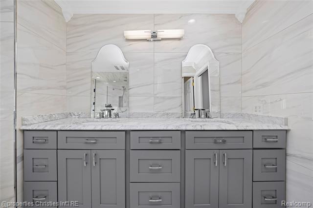 Builiding view thirty one for 27085 Winchester, Farmington, MI. 48331