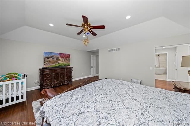 Builiding view twenty six for 27085 Winchester, Farmington, MI. 48331