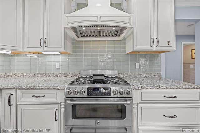 Builiding view twenty for 27085 Winchester, Farmington, MI. 48331