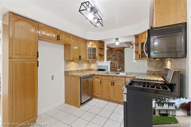 Builiding view eleven for 27646 Pierce, Southfield, MI. 48076