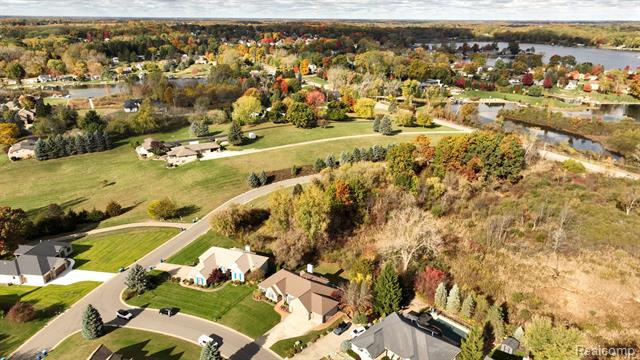 Builiding view seventy two for 4400 Oak Tree, Fenton, MI. 48430