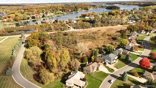 Builiding view seventy for 4400 Oak Tree, Fenton, MI. 48430