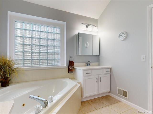 Builiding view thirty one for 4400 Oak Tree, Fenton, MI. 48430